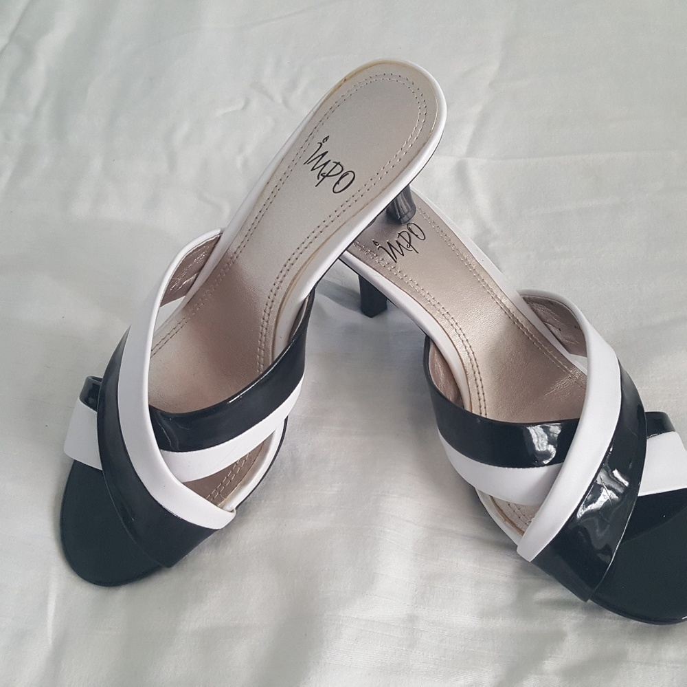 Cute cross-strap b/w shoe